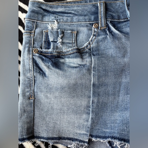 Woman’s Medium Wash Denim Distressed Shorts With Frayed Edge - Picture 2 of 3